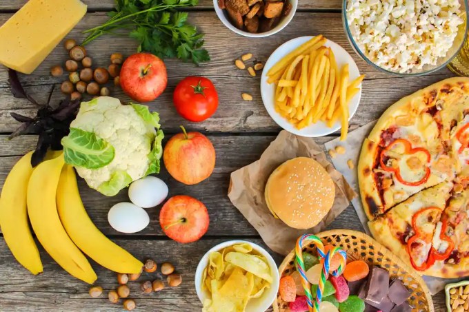 Truck drivers face challenges with diet & mental health. This article explores the connection between eating habits and psychological well-being on the road.
