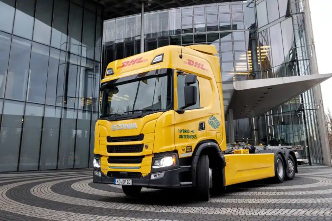 Scania and DHL test an electric semi with a fuel-powered range extender, addressing charging limits & grid concerns while cutting emissions on long-haul routes.