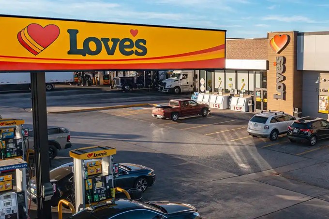Love’s Media Group is the pioneering retail ad network reaching truckers and travelers through fuel pumps, in-store screens, and the Love’s Connect app.