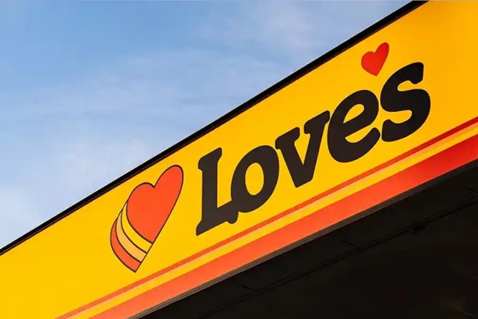 Love’s opens new San Antonio, Texas travel stop adding 70 truck parking spaces, expanding services and amenities for truck drivers along Interstate 410.