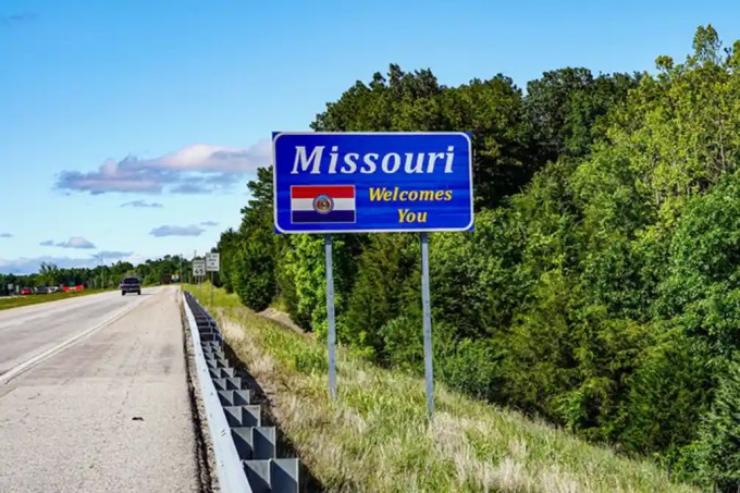 Missouri CDL bill adds English rules, work checks, & new penalties for truck drivers & carriers, including fines, out-of-service orders, & stricter enforcement.