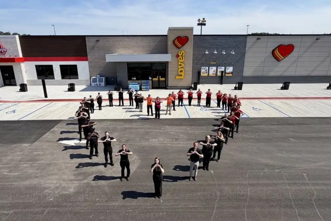 Love’s Travel Stop opens in Alabama, adding 123 truck parking spaces, fuel bays, and driver amenities along the I-22 corridor to support freight traffic.