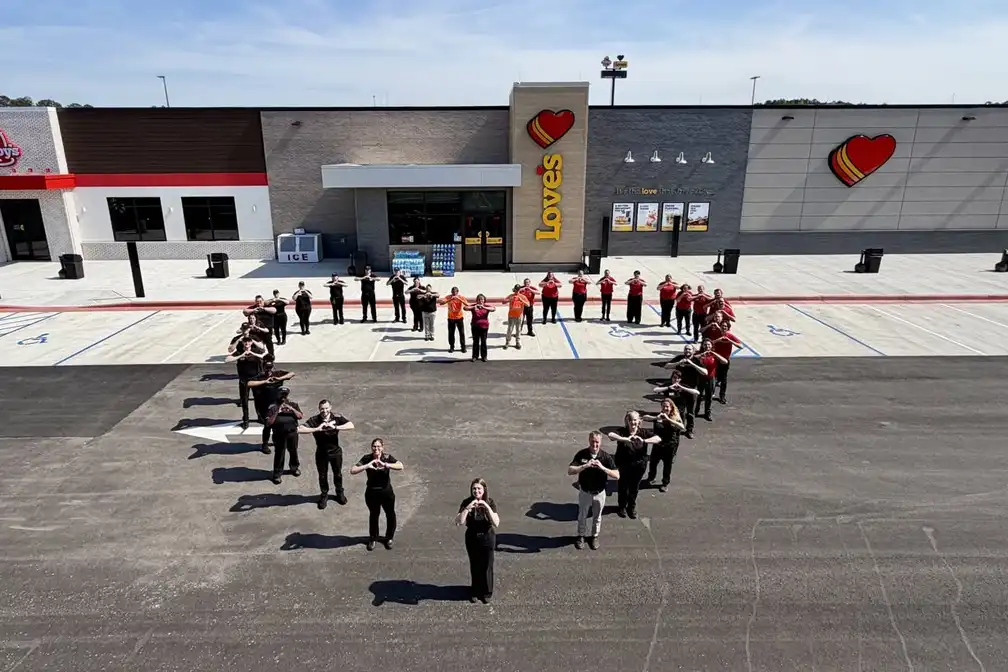 Love’s Travel Stop opens in Alabama, adding 123 truck parking spaces, fuel bays, and driver amenities along the I-22 corridor to support freight traffic.