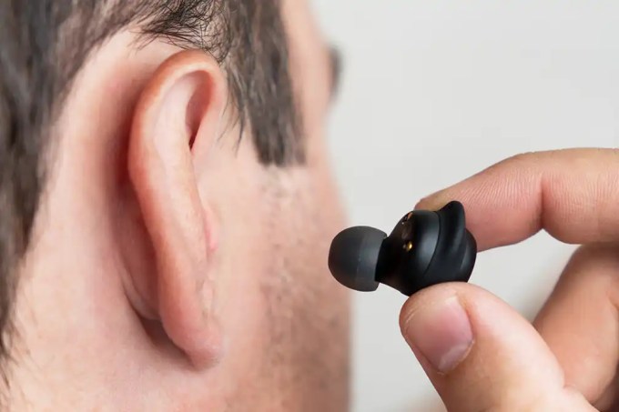 CDL scheme in Massachusetts leads to federal sentence after a man used a Bluetooth device to provide exam answers, allowing an applicant to fraudulently obtain a CLP.