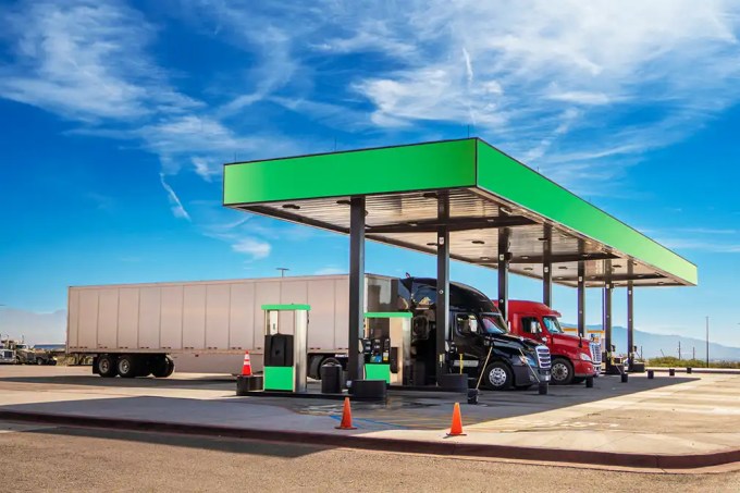 Diesel Prices rose to an average of $5.640 this week, led by a sharp spike in the Midwest as crude oil costs and global concerns pushed fuel higher.