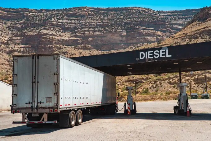 Diesel prices fell in all regions last week, with the national average dropping 17.3 cents to $5.350 per gallon, according to the latest EIA data.