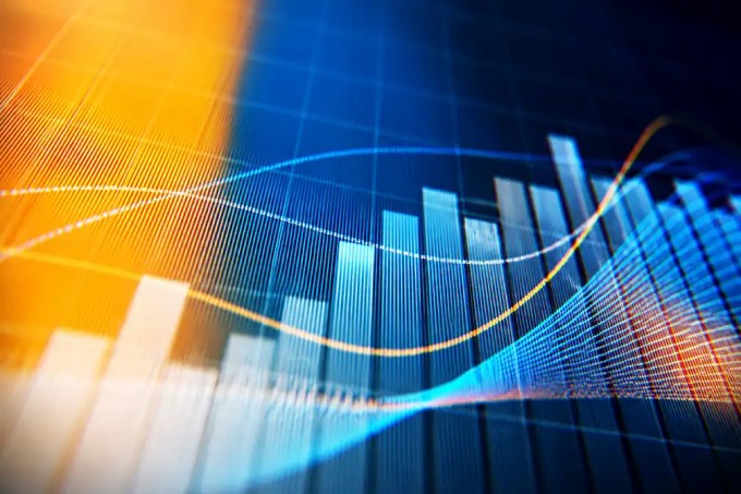 Spot Market rates near record highs as dry van prices approach peak levels, flatbed sets new highs, and freight volumes decline during Memorial Day week.