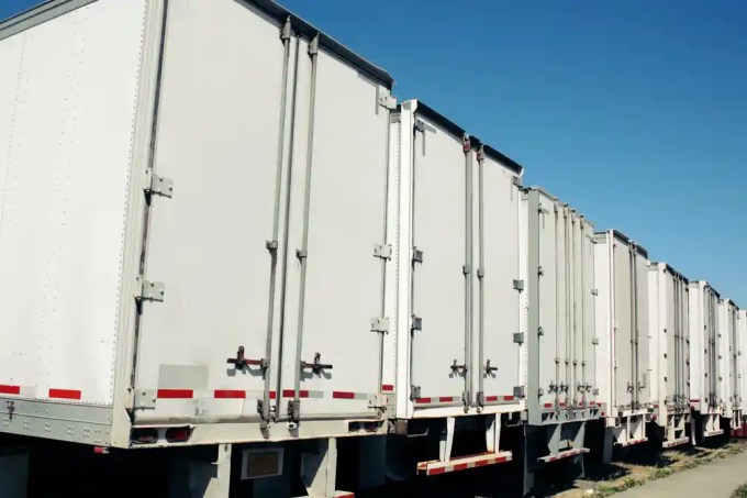 A federal cargo theft case details alleged fake carrier fraud, diverted loads, altered paperwork, and why truck drivers may face tighter freight checks.