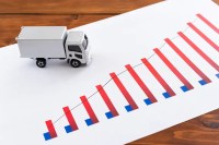Spot Market results show flatbed rates rising as van rates fall, while record-high diesel prices put more pressure on trucking costs.