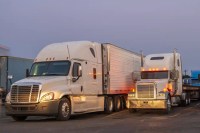 FMCSA plans to test more flexible sleeper berth splits for truck drivers, including 5/5 and 6/4 options, while studying fatigue and driver safety.