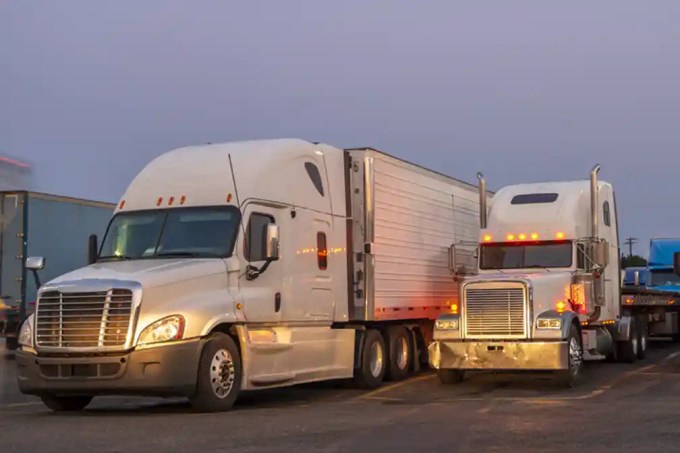 FMCSA plans to test more flexible sleeper berth splits for truck drivers, including 5/5 and 6/4 options, while studying fatigue and driver safety.