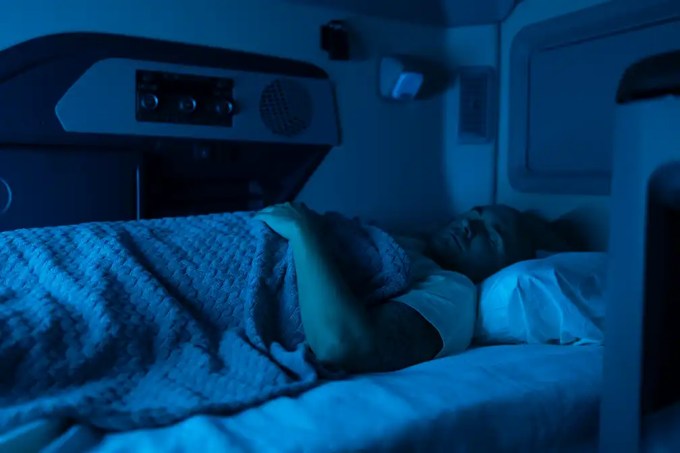 Split Sleeper Berth rules explained, how 7/3 and 8/2 rest periods work, affect the 14-hour driving window, and help truck drivers comply with HOS limits.