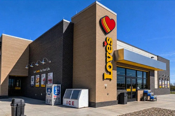 Truck Parking expands in Wyoming as Love’s opens a Casper travel stop with 52 spaces, six diesel bays, showers, laundry and a CAT Scale.